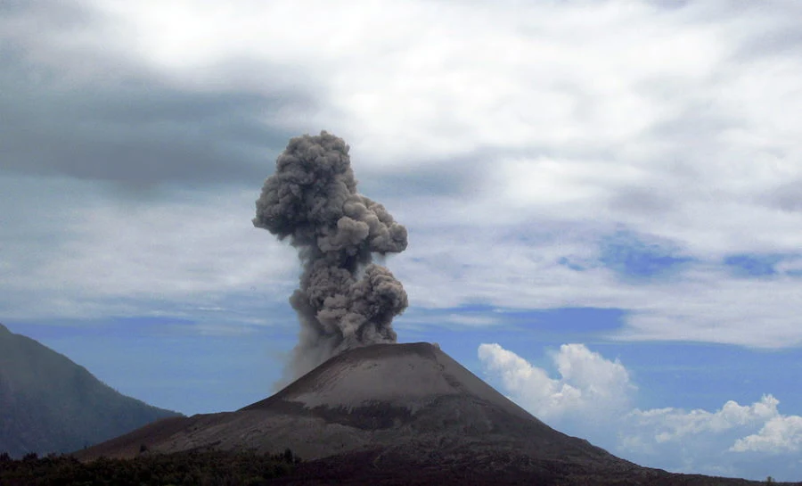 Wulkan Anak Krakatau, rok 2008. Fot. Wikipedia. Autor: flydime Wulkan Anak Krakatau, rok 2008. Fot. Wikipedia. Autor: flydime