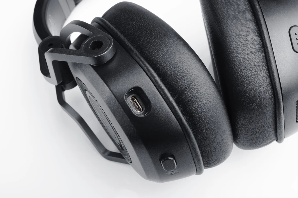 Drugi, wbudowany mikrofon odpowiedzialny jest za inteligentne eliminowanie echa i innych niepożądanych hałasów, aby jeszcze bardziej wzmocnić jakość dźwięku rejestrowaną przez mikrofon główny. 