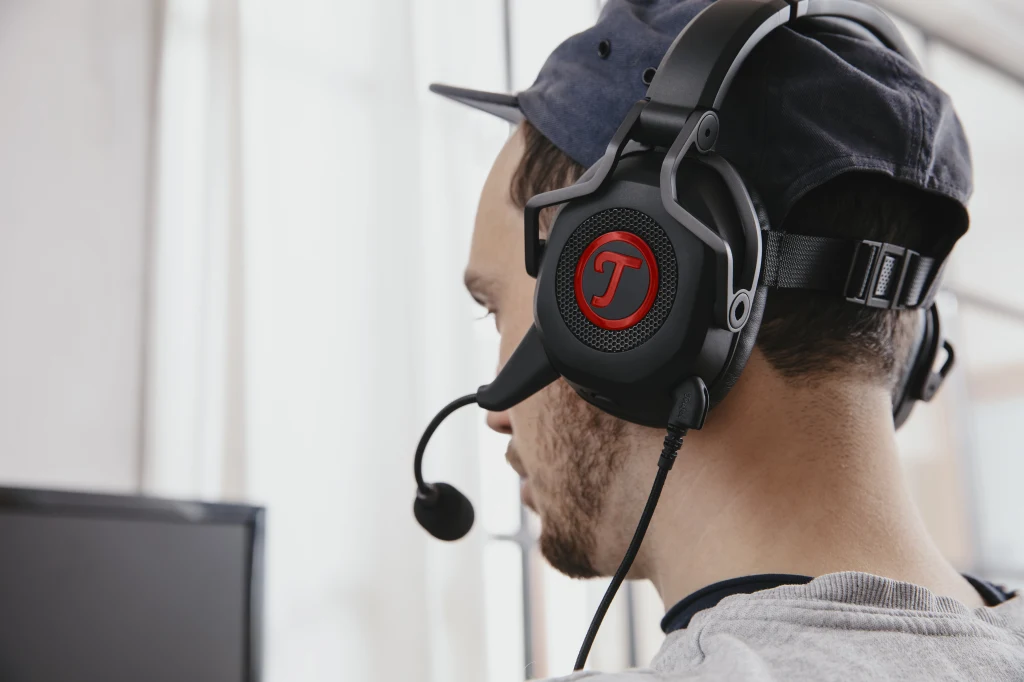 Teufel Cage to słuchawki o zamkniętej budowie przeznaczone dla graczy. Wyposażono je we wbudowaną kartę dźwiękową oraz wysokiej klasy przetworniki 40 mm, zapewniające wysokiej jakości dźwięk i głęboki bas. 