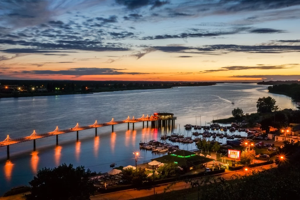 Ze Wzgórza Tumskiego rozciąga się widok na bulwary nad Wisłą