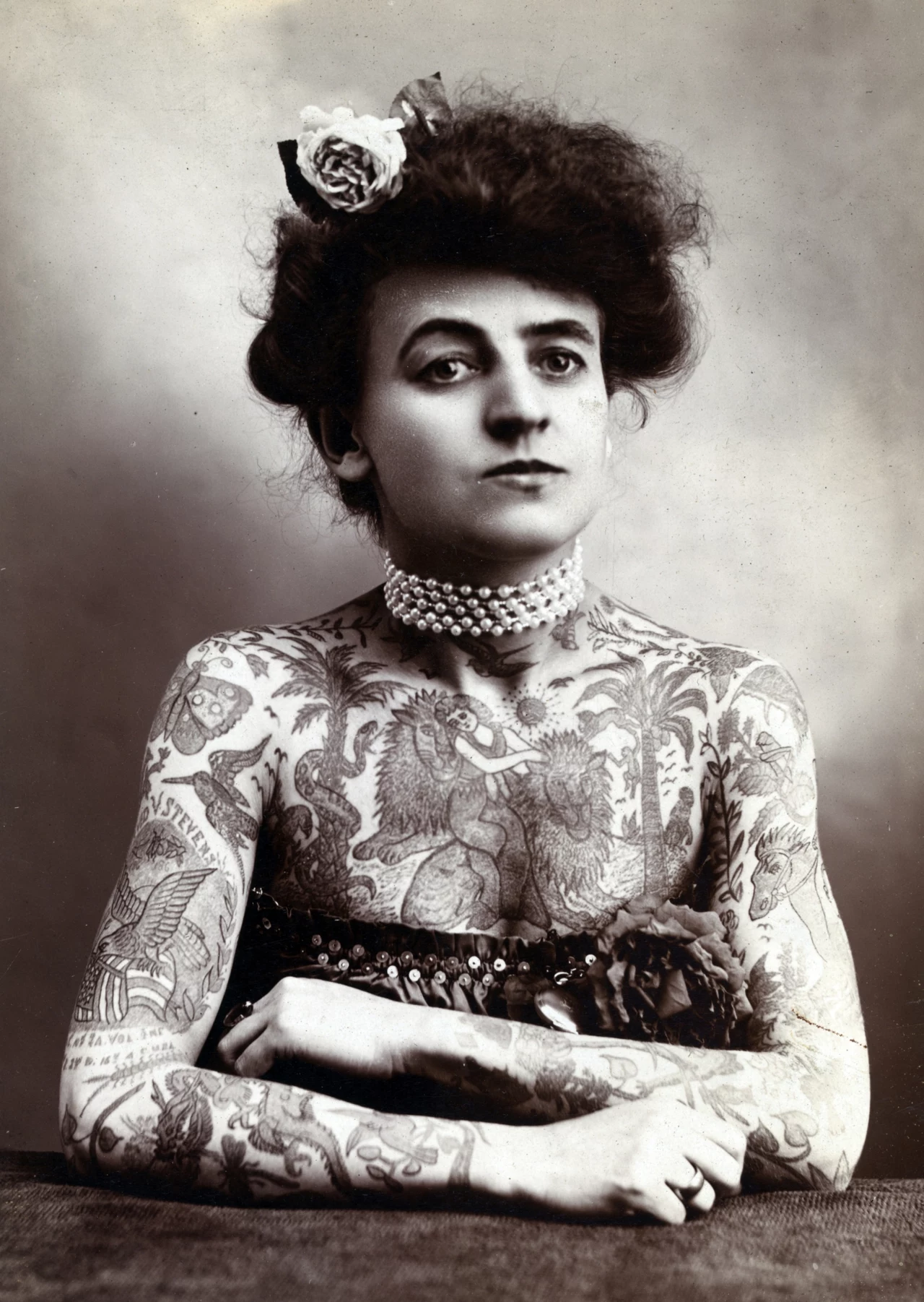Ten portret powstał w roku 1907. Był manifestem emancypantki. Ponad sto lat później, w roku 2012 okaże się, że tatuaże nosi więcej kobiet niż mężczyzn – 59 procent Ten portret powstał w roku 1907. Był manifestem emancypantki. Ponad sto lat później, w roku 2012 okaże się, że tatuaże nosi więcej kobiet niż mężczyzn – 59 procent