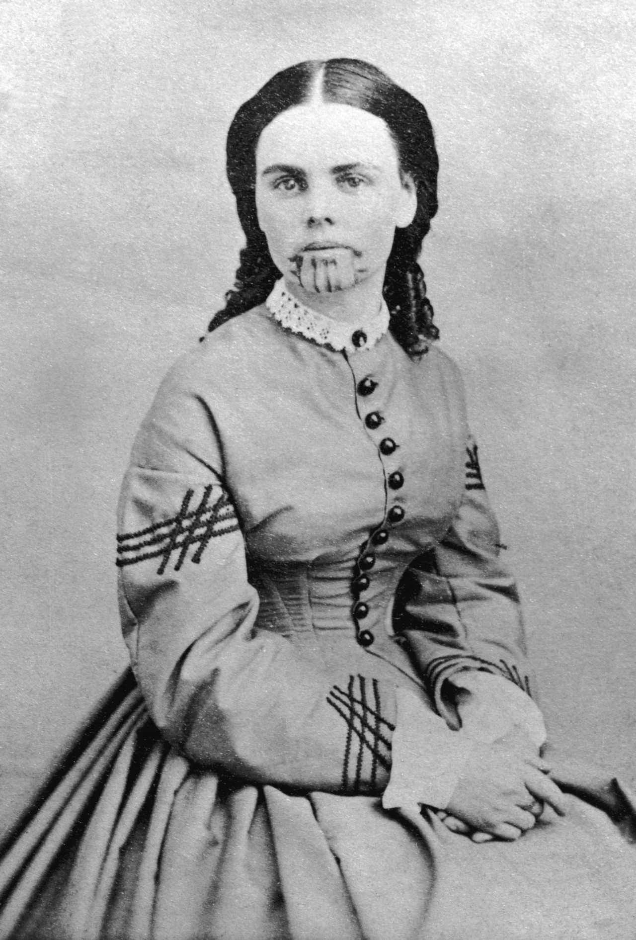 Olive Oatman żyła w drugiej połowie XIX wieku, mieszkała w Arizonie. W wieku pięciu lat jako jedyna z rodziny przeżyła porwanie przez Indian Yavapai. Została sprzedana do plemienia Mohave. Przyjęto ją tam z życzliwością, ale do śmierci musiała nosić znak mówiący o tym, że jest niewolnicą – tatuaż na brodzie. Olive Oatman żyła w drugiej połowie XIX wieku, mieszkała w Arizonie. W wieku pięciu lat jako jedyna z rodziny przeżyła porwanie przez Indian Yavapai. Została sprzedana do plemienia Mohave. Przyjęto ją tam z życzliwością, ale do śmierci musiała nosić znak mówiący o tym, że jest niewolnicą – tatuaż na brodzie.