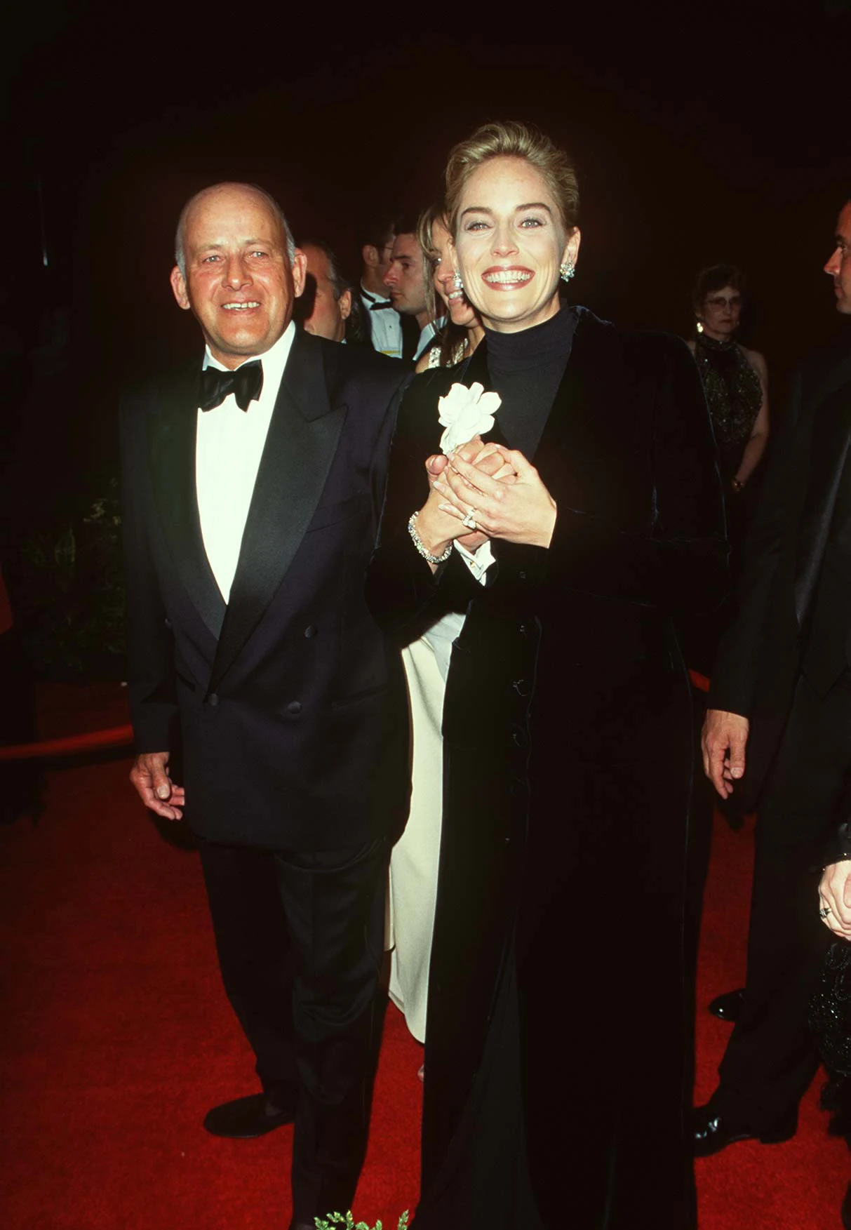 W 1996 r. na oscarowej gali Sharon Stone zaprezentowała się w stylizacji, której częścią był grafitowy T-shirt z sieciówki. Gwiazda "Nagiego instynktu" przyznała, że miała na tę uroczystość przygotowane dwie kreacje autorstwa Very Wang. Pierwsza uszyta była z eksperymentalnego materiału, który jednak, jak się okazało, brzydko się układał. Drugą kreację na dzień przez Oscarami aktorce miał dostarczyć kurier. Pechowo, przesyłka wypadła z furgonetki, trafiając prosto pod jej koła. "Pudełko pękło, a sukienka miała czarny ślad opon na całej przedniej części" - wyjawiła Stone. Aktorka była przerażona!

Z opresji wyratowała ją kostiumografka, Ellen Mirojnick, z którą pracowała przy "Nagim instynkcie". Ta poprosiła ją, by aktorka pokazała jej swoje ulubione ubrania, które ma w szafie. Sharon wyrzucała na podłogę kolejne stroje, a Mirojnick próbowała coś z tego wybrać. W końcu stworzyły stylizację na bazie smokingowej sukienki Armaniego, T-shirtu z golfem marki GAP i spódnicy Valentino. Zwieńczeniem tego zestawu była gardenia zerwana z ogrodzie aktorki.