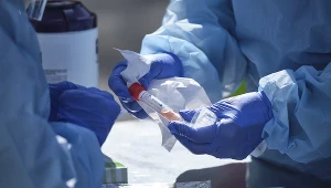 U 25 pacjentów DPS "Kombatant" ponowne testy na koronawirusa dały wynik negatywny, zdjęcie ilustracyjne.