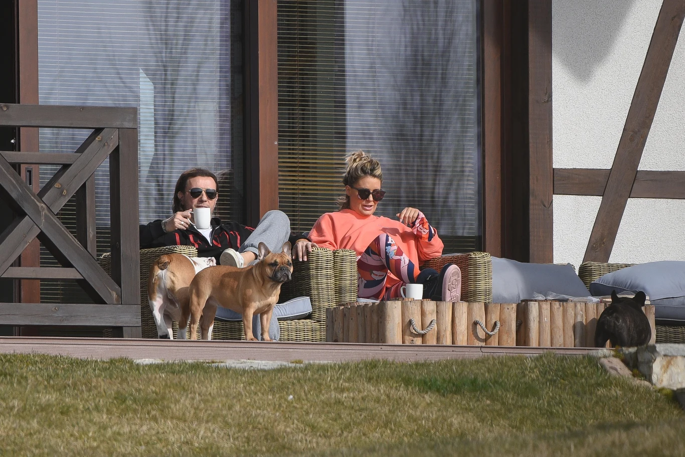 Małgorzata Rozenek-Majdan z Radosławem i psami 