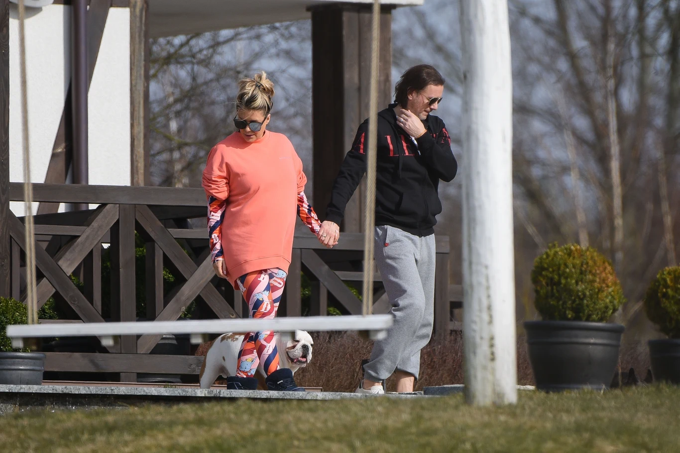 Małgorzata Rozenek-Majdan z Radosławem i psami 