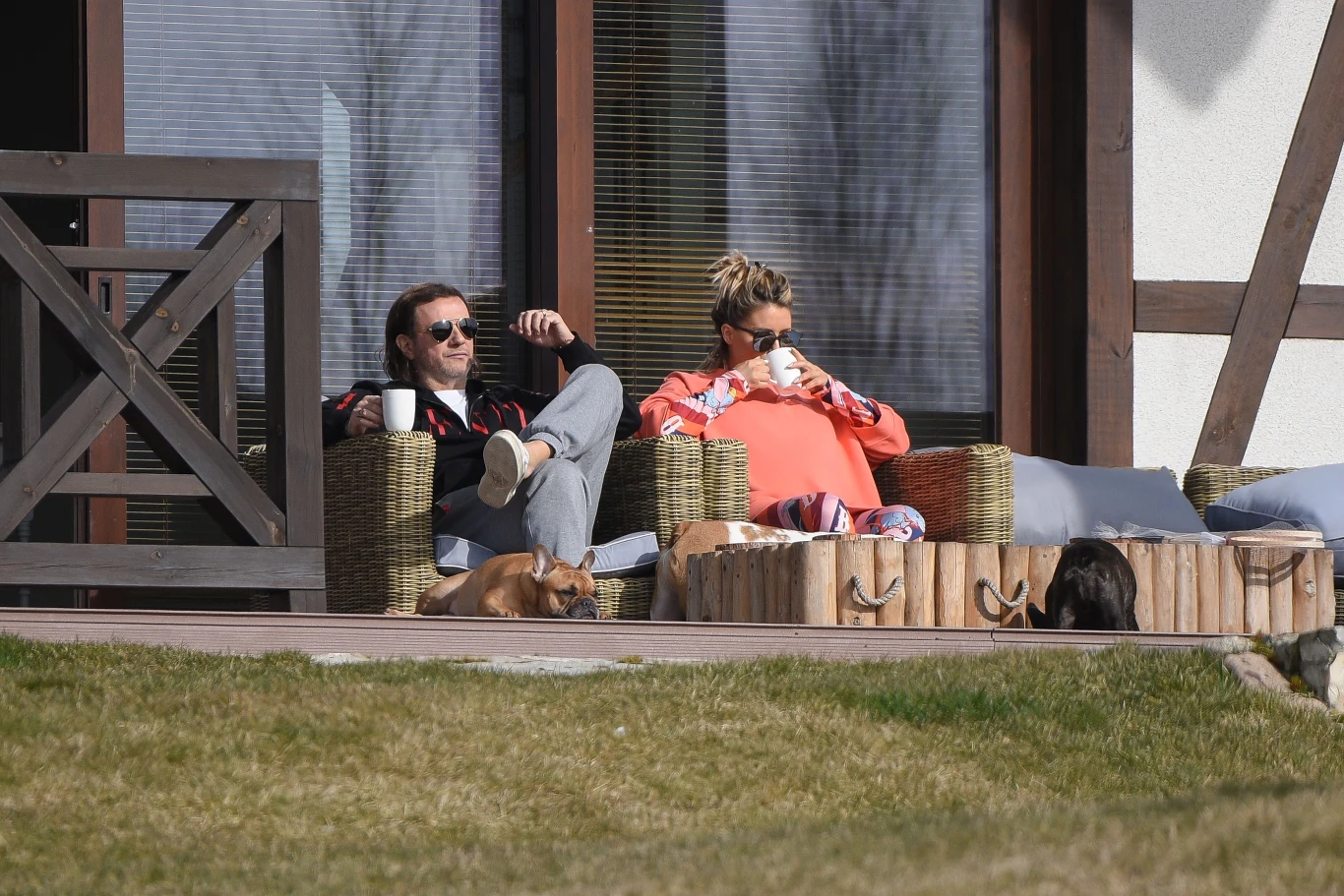 Małgorzata Rozenek-Majdan z Radosławem i psami 