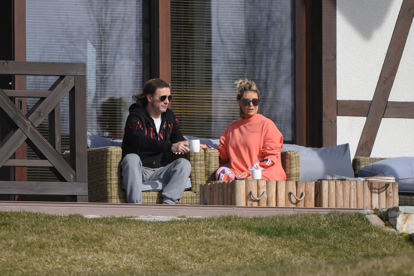 Małgorzata Rozenek-Majdan z Radosławem i psami 