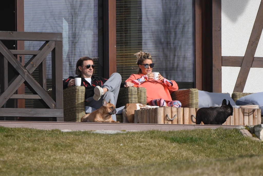 Małgorzata Rozenek-Majdan z Radosławem i psami Małgorzata Rozenek-Majdan z Radosławem i psami