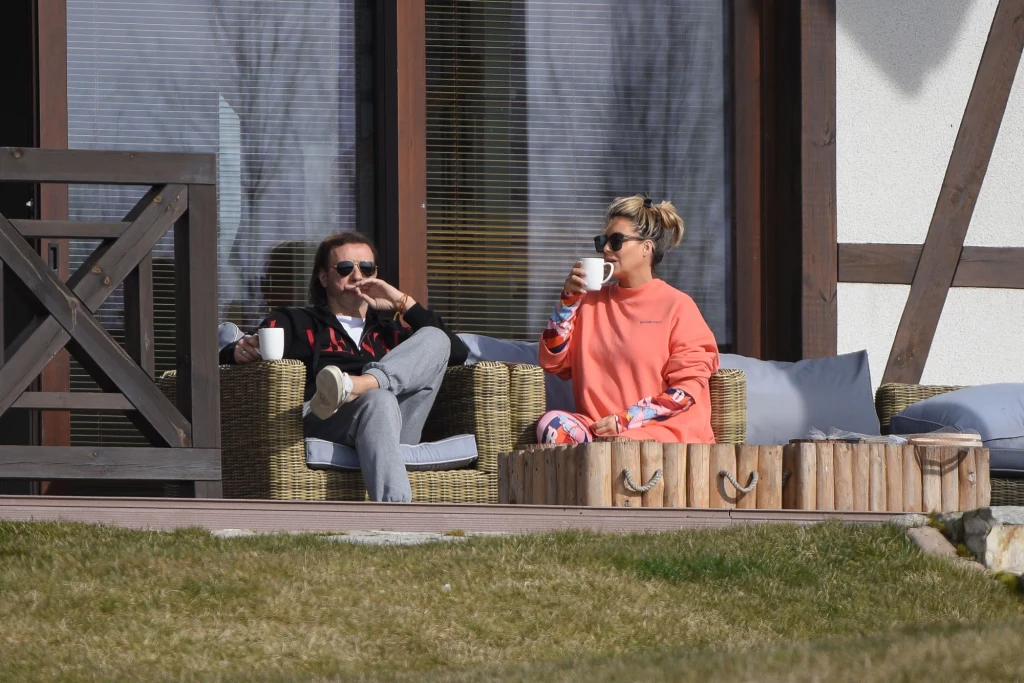 Małgorzata Rozenek-Majdan z Radosławem i psami Małgorzata Rozenek-Majdan z Radosławem i psami