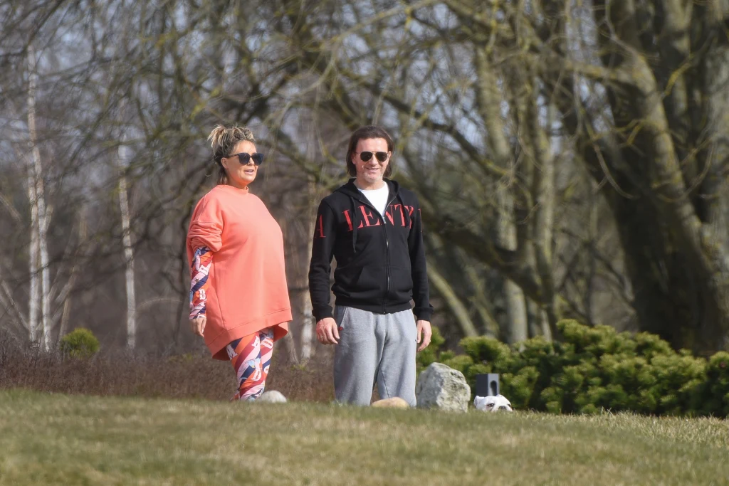 Małgorzata Rozenek-Majdan z Radosławem i psami Małgorzata Rozenek-Majdan z Radosławem i psami