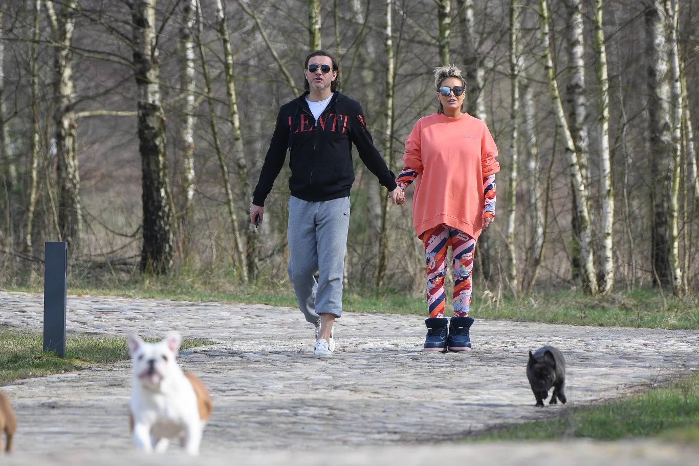 Małgorzata Rozenek-Majdan z Radosławem i psami