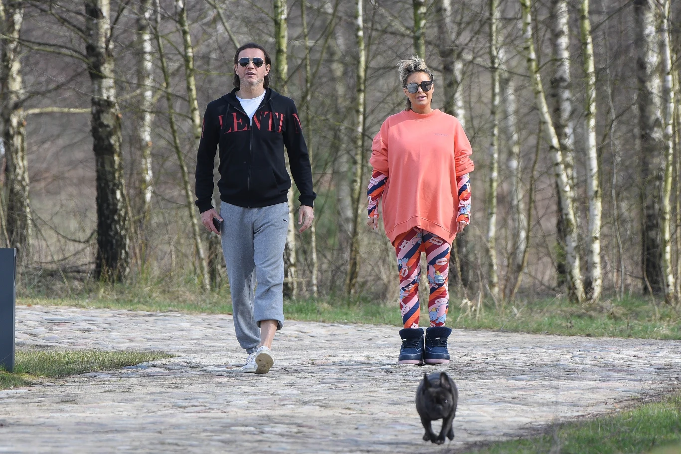 Małgorzata Rozenek-Majdan z Radosławem i psami 