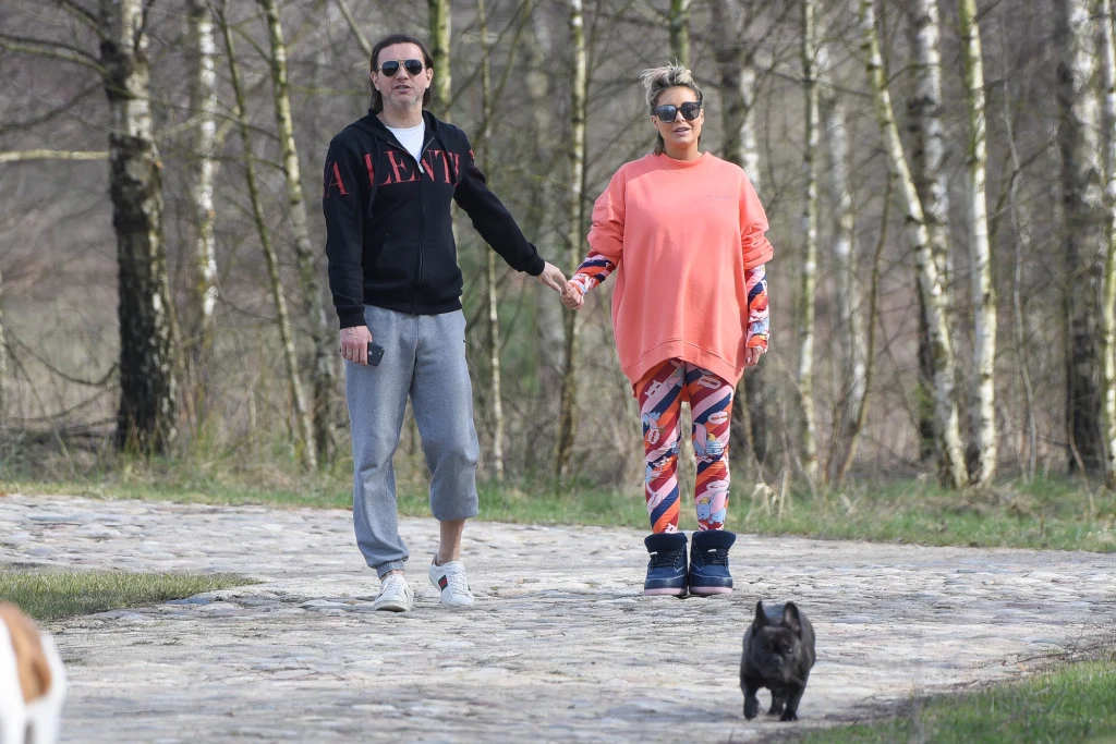 Małgorzata Rozenek-Majdan z Radosławem i psami Małgorzata Rozenek-Majdan z Radosławem i psami