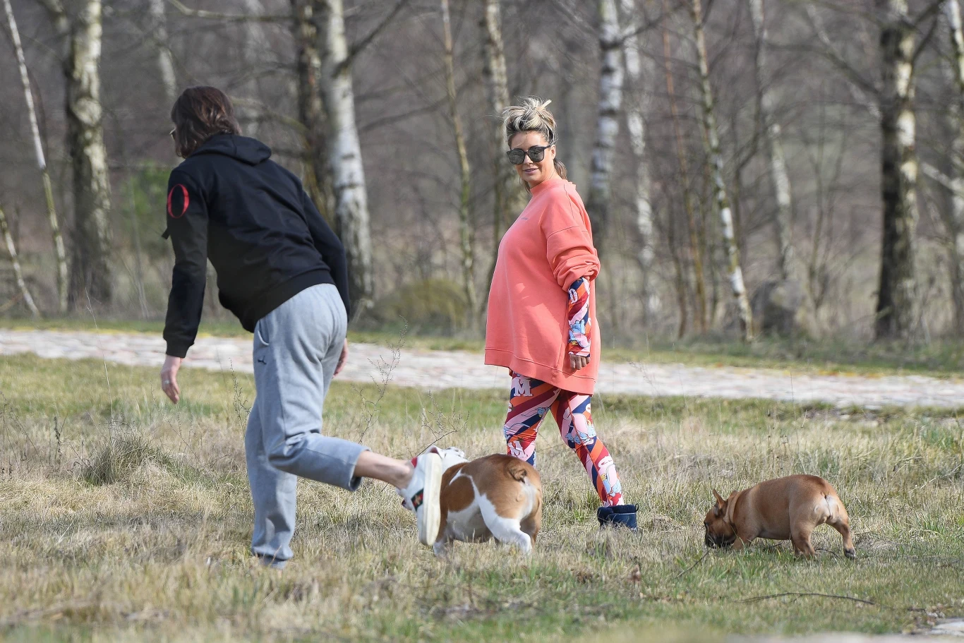 Małgorzata Rozenek-Majdan z Radosławem i psami 