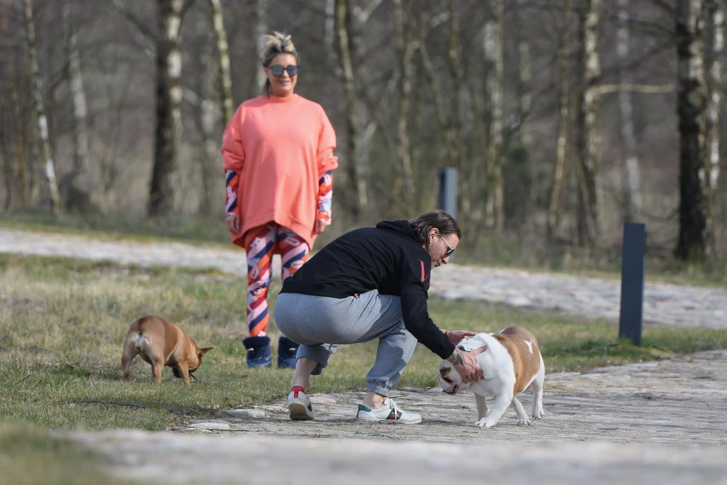 Małgorzata Rozenek-Majdan z Radosławem i psami Małgorzata Rozenek-Majdan z Radosławem i psami