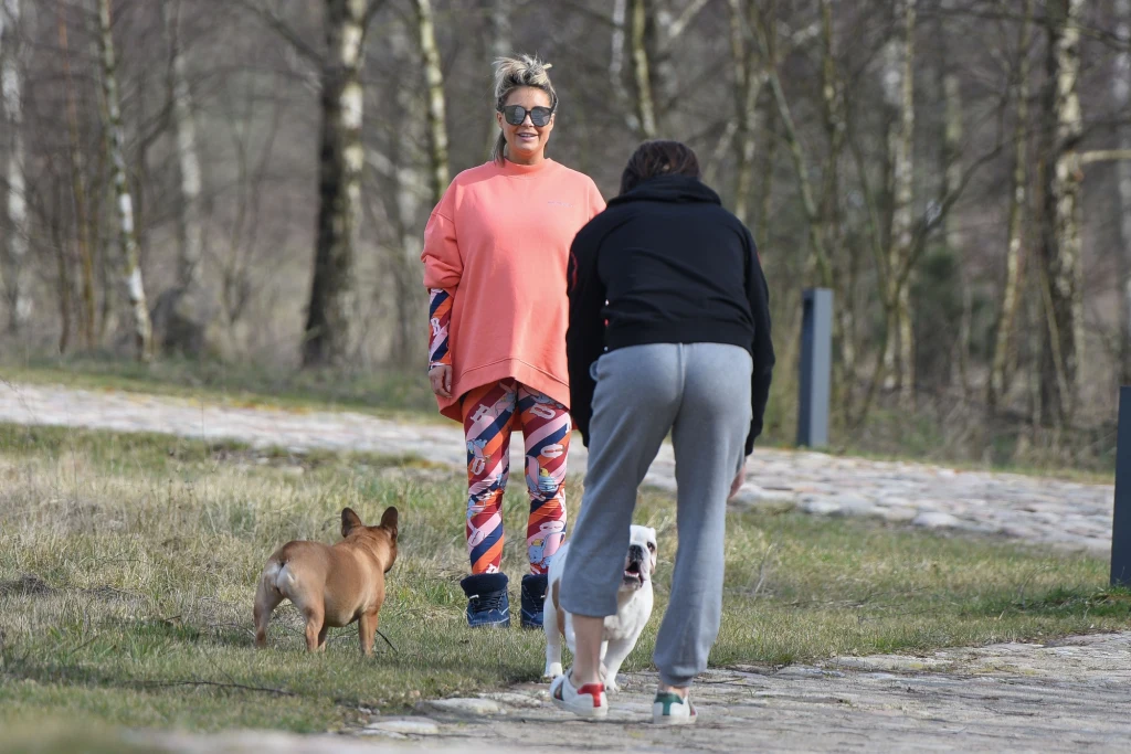 Małgorzata Rozenek-Majdan z Radosławem i psami Małgorzata Rozenek-Majdan z Radosławem i psami