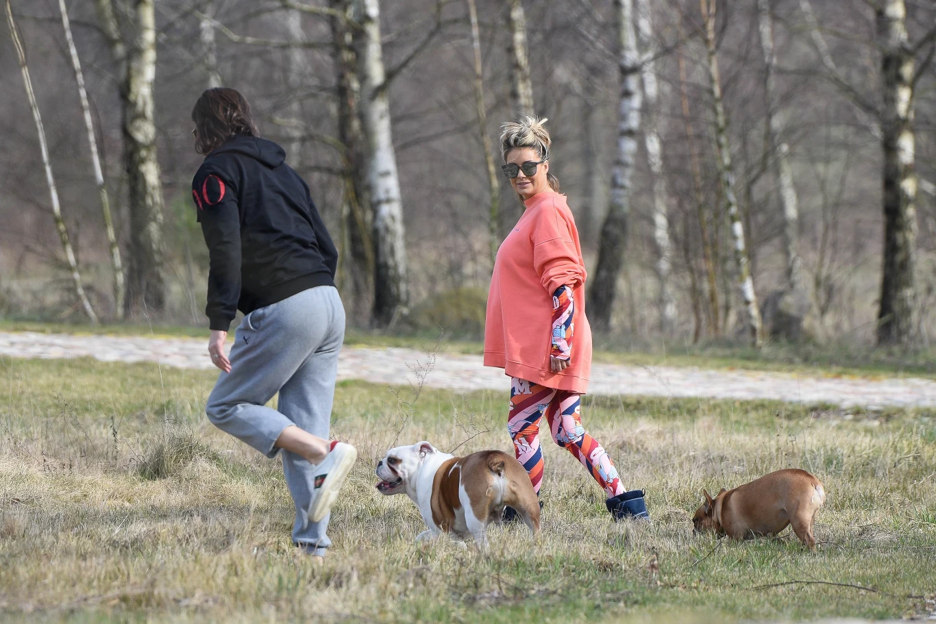 Małgorzata Rozenek-Majdan z Radosławem i psami