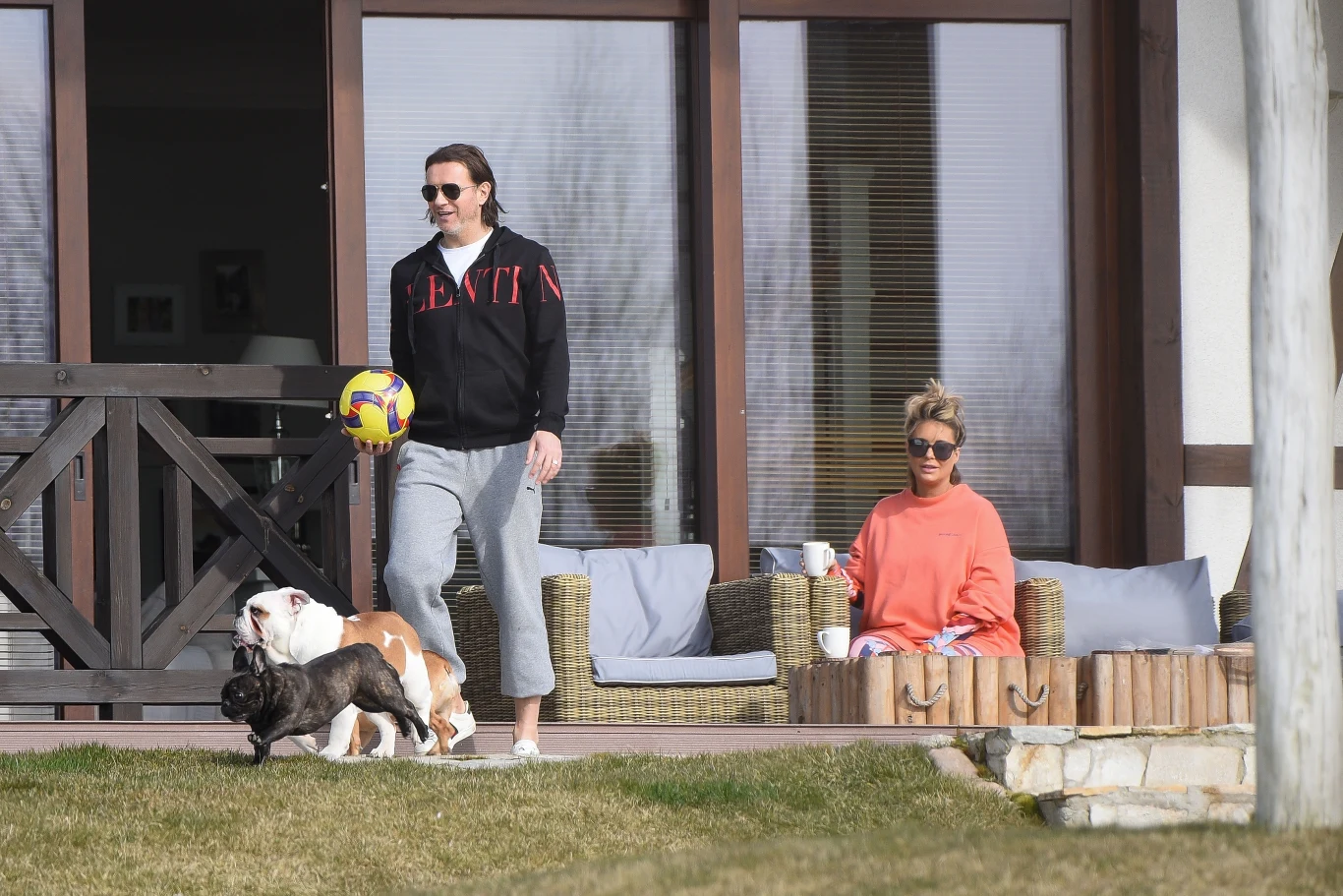 Małgorzata Rozenek-Majdan z Radosławem i psami 