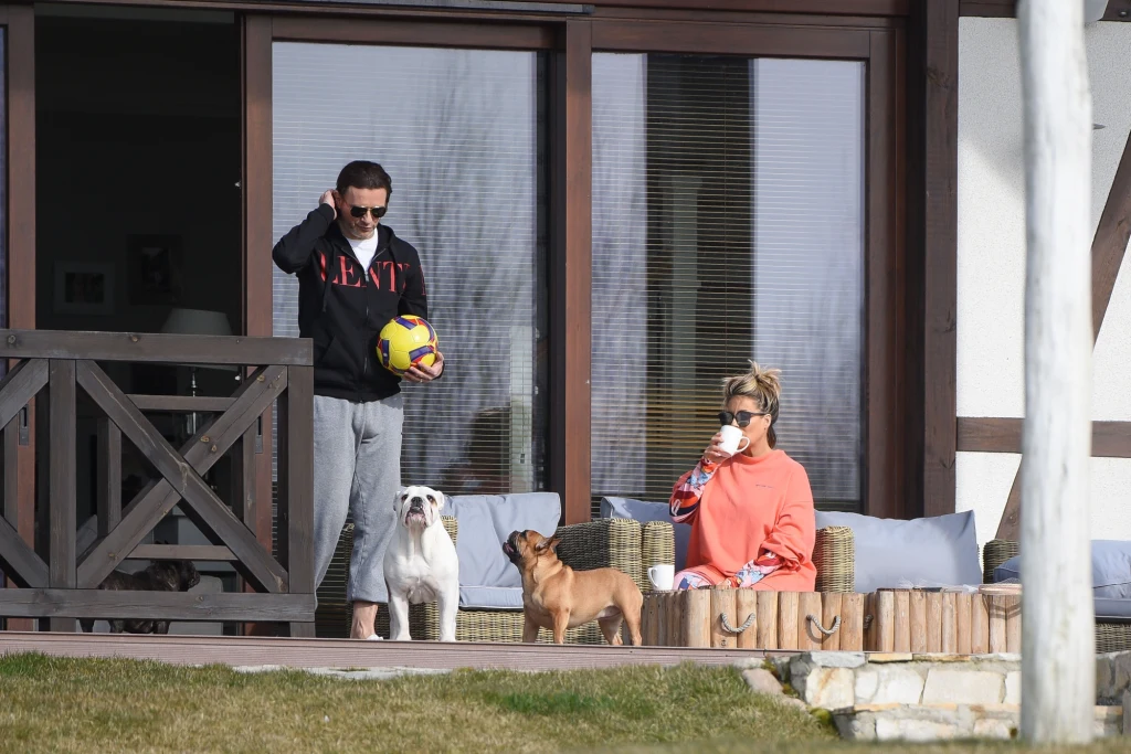 Małgorzata Rozenek-Majdan z Radosławem i psami Małgorzata Rozenek-Majdan z Radosławem i psami