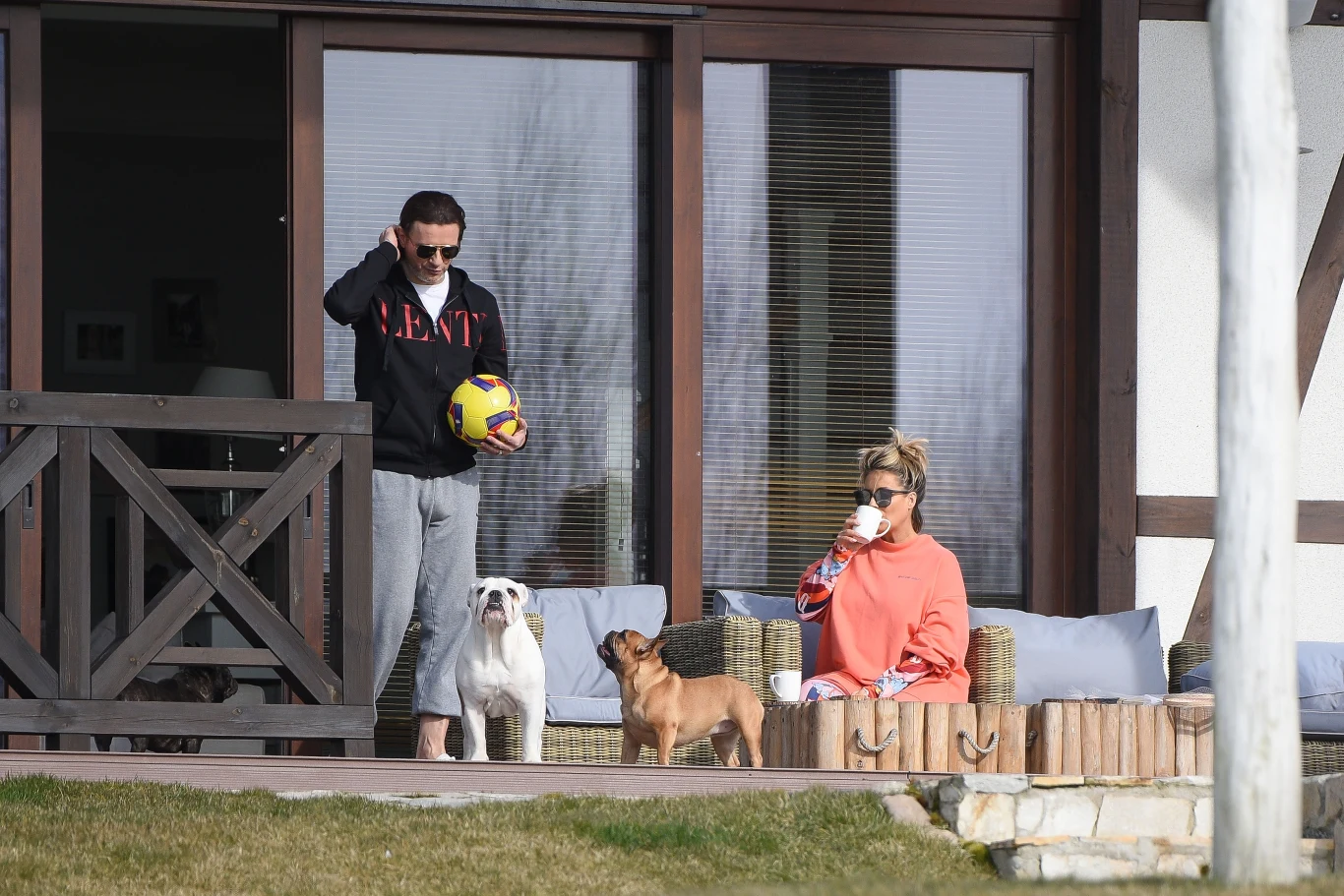 Małgorzata Rozenek-Majdan z Radosławem i psami 