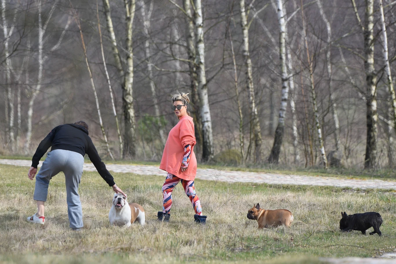 Małgorzata Rozenek-Majdan z Radosławem i psami 