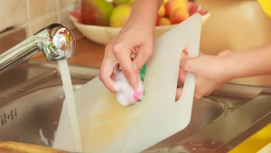​Nie myj deski do krojenia detergentami. Wystarczą te 2 naturalne składniki