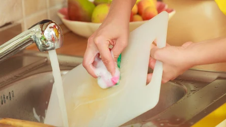 ​Nie myj deski do krojenia detergentami. Wystarczą te 2 naturalne składniki