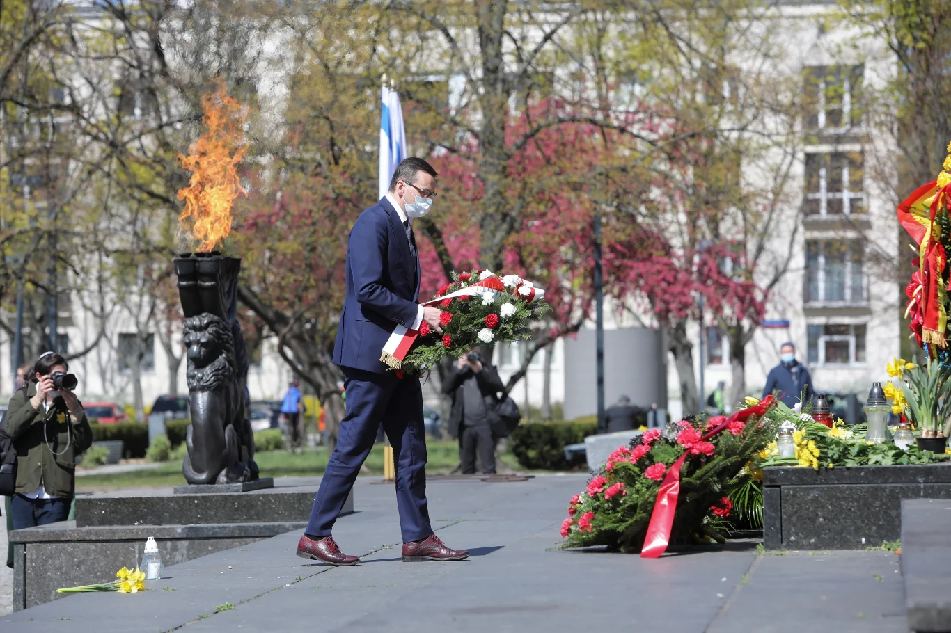 W nierównej, trwającej prawie miesiąc walce, słabo uzbrojeni bojownicy Żydowskiej Organizacji Bojowej oraz Żydowskiego Związku Wojskowego stawili opór oddziałom SS, Wehrmachtu, Policji Bezpieczeństwa i formacjom pomocniczym. W nierównej, trwającej prawie miesiąc walce, słabo uzbrojeni bojownicy Żydowskiej Organizacji Bojowej oraz Żydowskiego Związku Wojskowego stawili opór oddziałom SS, Wehrmachtu, Policji Bezpieczeństwa i formacjom pomocniczym.