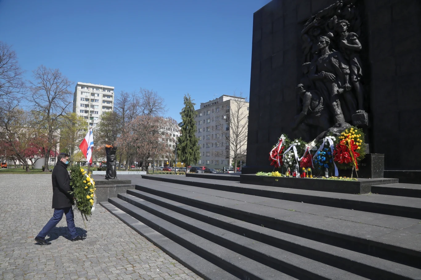 Premier Mateusz Morawiecki złożył kwiaty przed Pomnikiem Bohaterów Getta na warszawskim Muranowie. Wieniec z biało-czerwoną wstęgą został złożony także w imieniu prezydenta Andrzeja Dudy. Premier Mateusz Morawiecki złożył kwiaty przed Pomnikiem Bohaterów Getta na warszawskim Muranowie. Wieniec z biało-czerwoną wstęgą został złożony także w imieniu prezydenta Andrzeja Dudy.