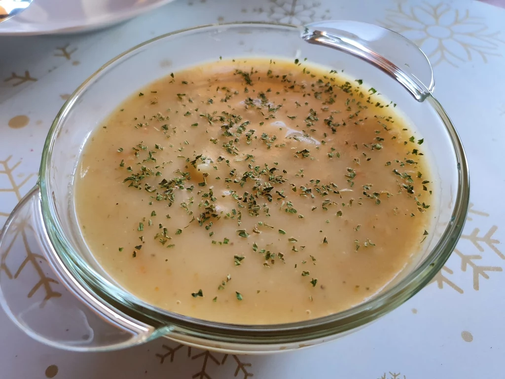Gdy nazajutrz zupa stanie się zbyt gęsta, warto rozrzedzić ją wodą