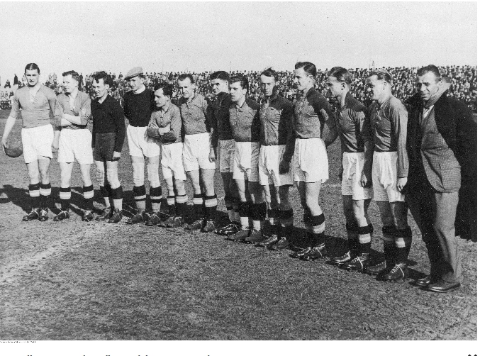 Wielki Ruch przed meczem z Kispesti Budapeszt w Hajdukach Wielkich, kwiecień 1939. Dwaj pierwsi od lewej to Teodor Peterek i Ernest Wilimowski. Z prawej trener Peter Szabo