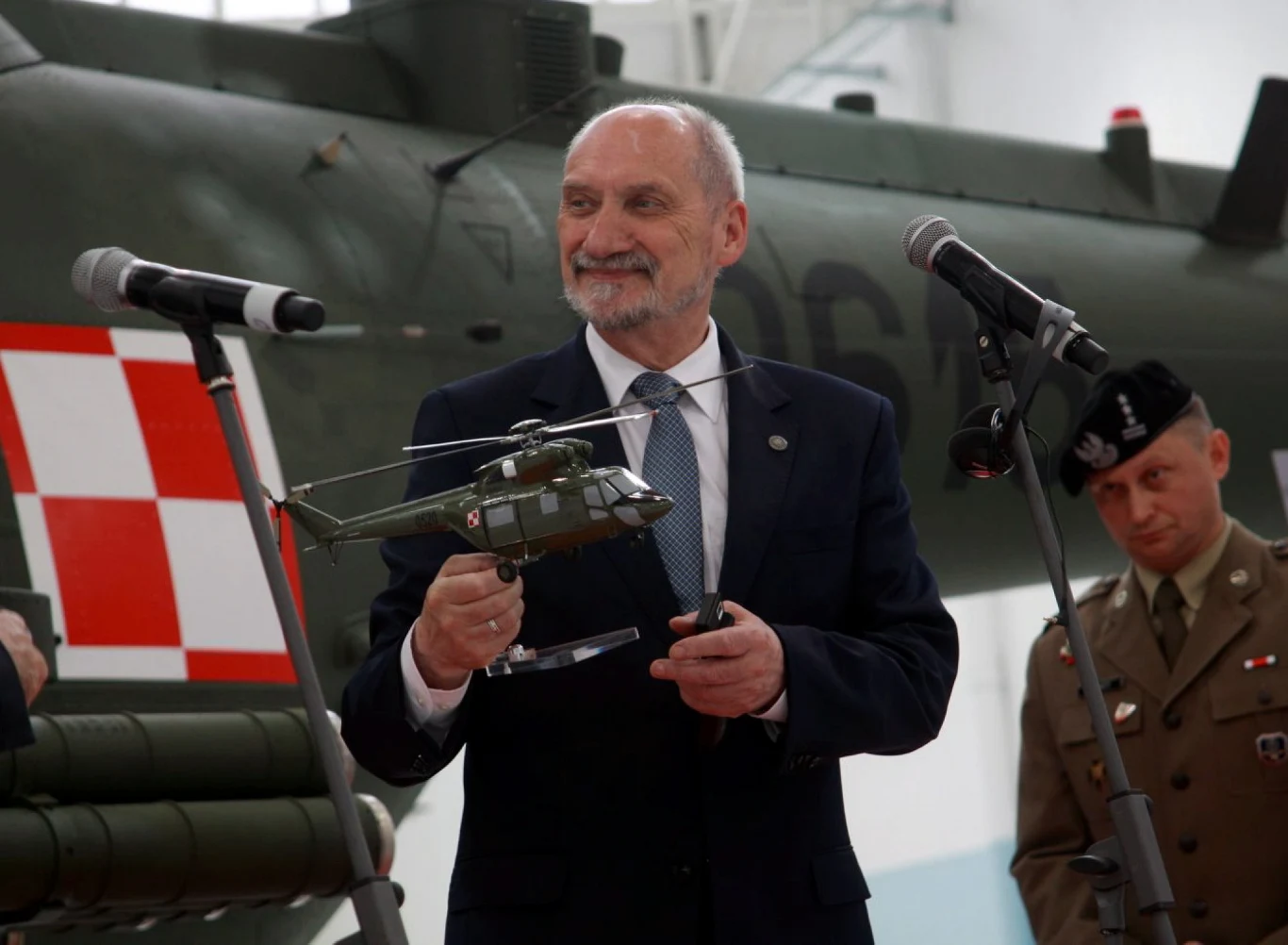 Przekazanie śmigłowców po modyfikacjach odbyło się z wielką pompą. Wojsko z powodu licznych usterek odebrało je dopiero rok później