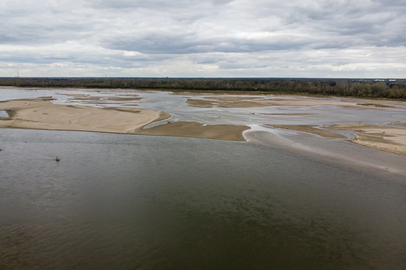 "Prognozy hydrologiczne dla całej Polski nie są optymistyczne. Jest to jedna z najgorszych sytuacji w historii pomiarów hydrologicznych w kraju, które robione są od ponad stu lat. 42 stacje, mierzące przepływ wód w rzekach, na 500 istniejących w Polsce odnotowały stan poniżej normy. W zeszłym roku było ich ok. 10" - wskazał.
