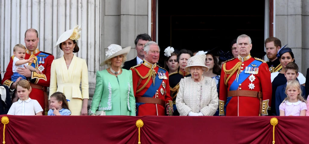 Brytyjska monarchini przebywa obecnie w izolacji w zamku Windsor razem z księciem Filipem. Oboje nie mogą odwiedzać bliskich. Dlatego pracownicy biura prasowego planują zorganizować konferencję wideo z dziećmi, wnukami i prawnukami. W ten sposób rodzina królewska będzie miała okazję złożyć życzenia jublitaltce. 