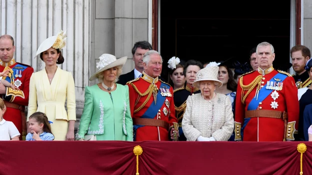 Brytyjska monarchini przebywa obecnie w izolacji w zamku Windsor razem z księciem Filipem. Oboje nie mogą odwiedzać bliskich.

Dlatego pracownicy biura prasowego planują zorganizować konferencję wideo z  dziećmi, wnukami i prawnukami. 

W ten sposób rodzina królewska będzie miała okazję złożyć życzenia jublitaltce.

