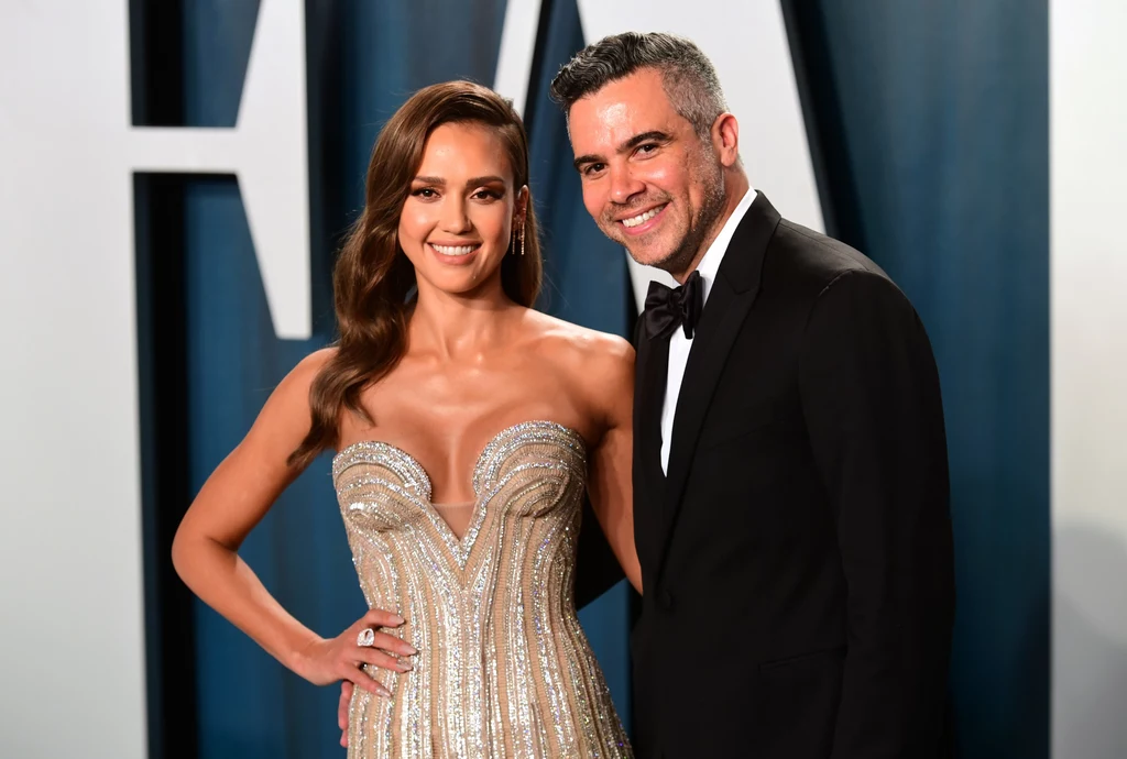 Jessica Alba od 2008 roku pozostaje żoną Casha Warrena, który jest ojcem trójki jej dzieci. Mężczyzna podkochiwał się w niej na długo przed tym, zanim jeszcze oficjalnie zostali parą. Ich początki były burzliwe, bo kilkakrotnie planowali się rozstać. Ostatecznie jednak pogodzili się i wspólnie stworzyli szczęśliwą rodzinę. 