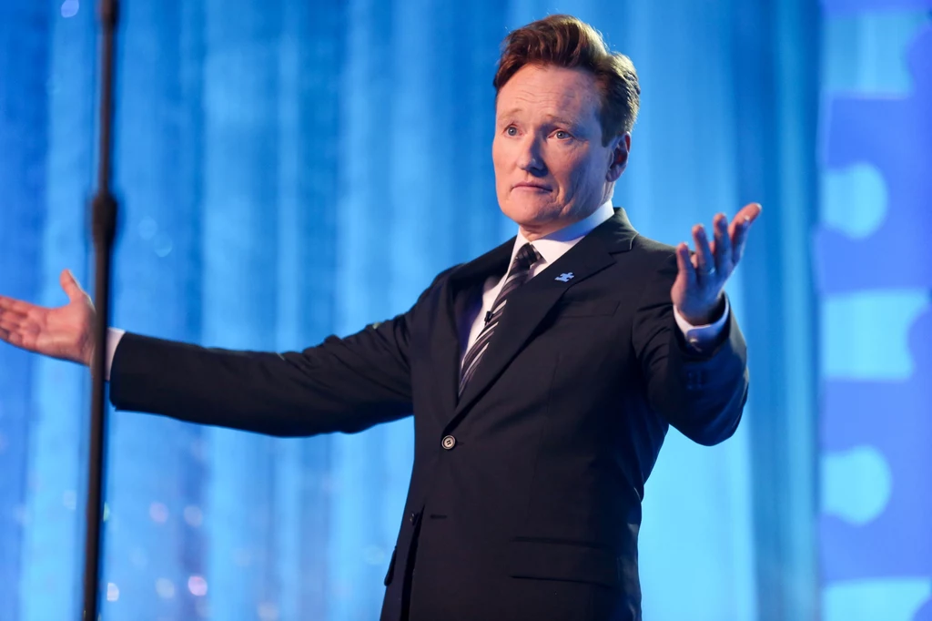 Conan O'Brien to doskonale wykształcony popularny amerykański komik pochodzący z Brooklynu. Ukończył Harvard. Sławę zyskał za sprawą programów telewizyjnych: Late Night with Conan O’Brien, The Tonight Show with Conan O’Brien oraz Conan. Mężczyzna jest także producentem słynnego na całym świecie serialu "The Simpsons". 