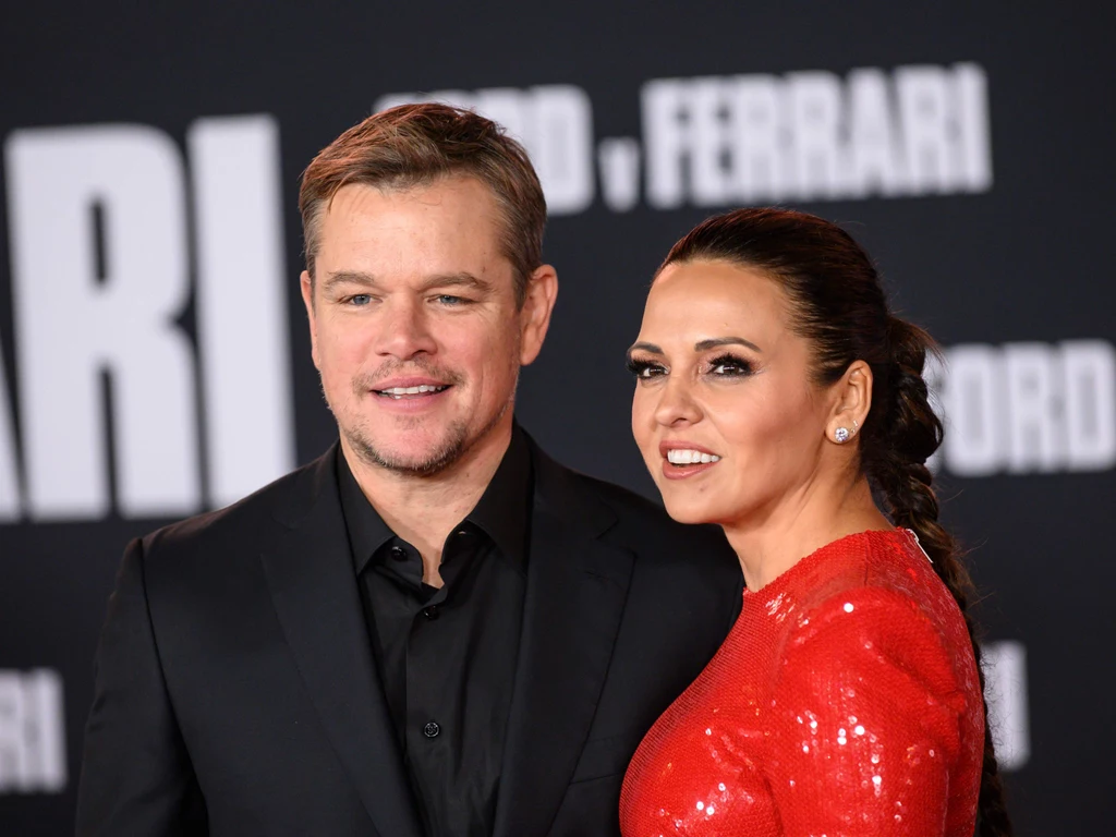 Ukochaną Lucianę Barroso Matt Damon poznał w 2003 roku. Połączył ich przypadek. Aktor postanowił wybrać się na drinka w przerwie pomiędzy zdjęciami do "Skazanych na siebie". W pubie ujrzał swoją przyszłą żonę, która pracowała tam jako barmanka. Para wychowuje wspólnie trójkę dzieci. 