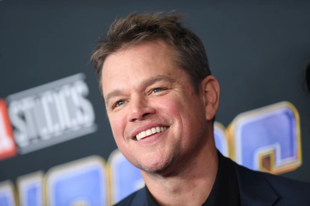 Matt Damon to znany aktor, który zasłynął za sprawą roli w filmie"Buntownik z wyboru". Mężczyzna jest nie tylko utalentowany, ale też doskonale wykształcony. 49-letni gwiazdor to absolwent Harvardu. Amerykański aktor ma bardzo ciekawe pochodzenie. Płynie w nim angielska, szkocka, fińska i szwedzka krew. 