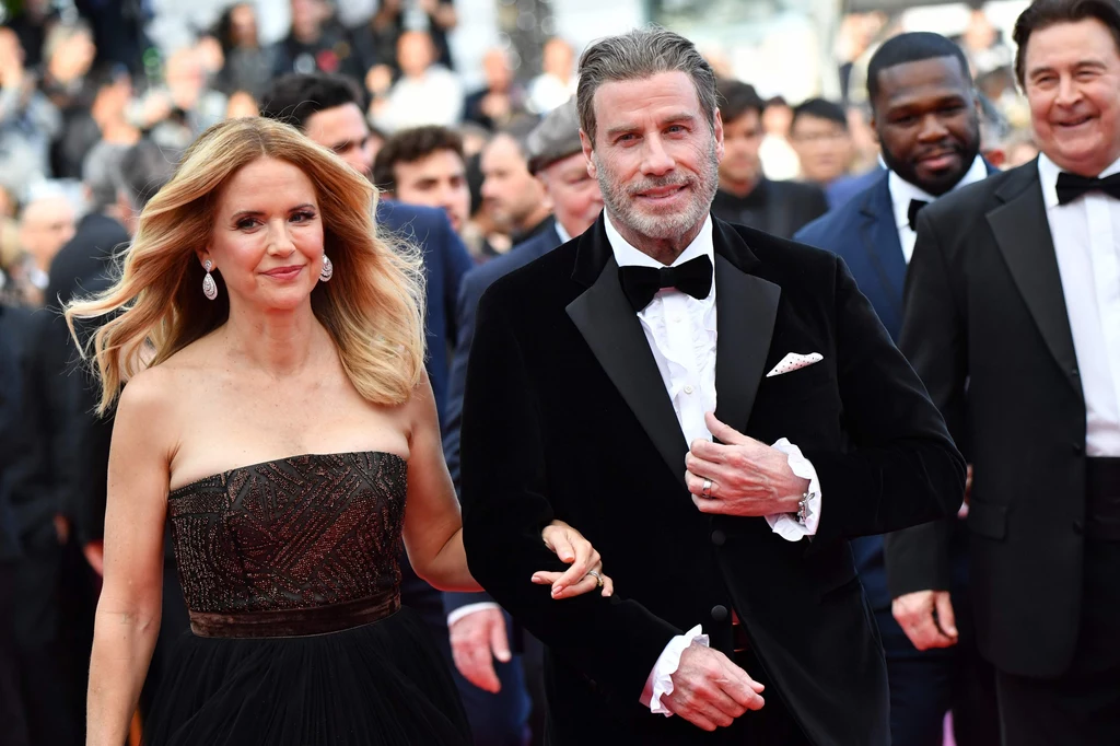 John Travolta od wielu lat pozostaje szczęśliwym mężem aktorki Kelly Preston, która wcześniej była jego ogromną fanką. Odtwórczyni roli Marnie Mason z filmu "Bliźniacy" zanim poznała przyszłego męża, uważała go za swojego ulubionego aktora. Para doczekała się trójki dzieci, niestety jedno z nich zmarło w wieku szesnastu lat. Ich syn Jett odszedł w 2009 roku w wyniku ataku epilepsji, gdy nieszczęśliwie uderzył głową o brzeg wanny. 