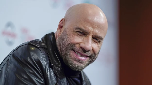 John Travolta należy do grona najpopularniejszych aktorów na świecie.  Zasłynął z wielu ról. Do najsłynniejszych bez wątpienia należy ta z filmu "Grease", w którym wcielił się w postać Danny'ego Zuko. Gwiazdor wystąpił również w "Pulp Fiction" oraz fenomenalnej "Gorączce sobotniej nocy". 

Jego talent został doceniony przez krytyków. John Travolta był nawet dwukrotnie nominowany do Oscara. 

Niewielu wie, że aktor jest wielkim fanem lotnictwa. Ma nawet licencję pilota i jest właścicielem kilku samolotów. 

Jego niebezpieczna pasja w 1992 roku omal nie doprowadziła do tragedii. Gwiazdor cudem uniknął wtedy czołowej kolizji z inną maszyną w powietrzu. 