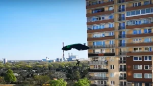 Warszawa: Skoczyli ze spadochronem z 20. piętra wieżowca