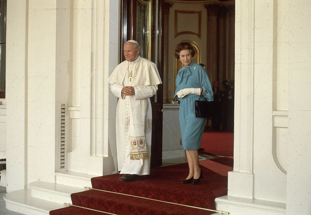 Królowa Elżbieta II i Jan Paweł II, Londyn, 1982 rok Królowa Elżbieta II i Jan Paweł II, Londyn, 1982 rok