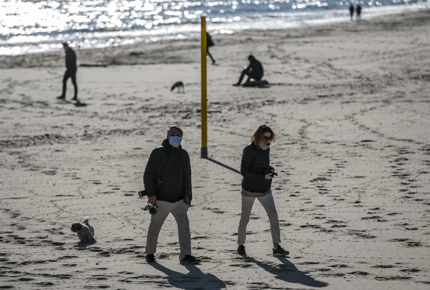 Mieszkańcy nadmorskich miejscowości ruszyli też na plaże.