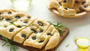 Focaccia z czarnymi oliwkami