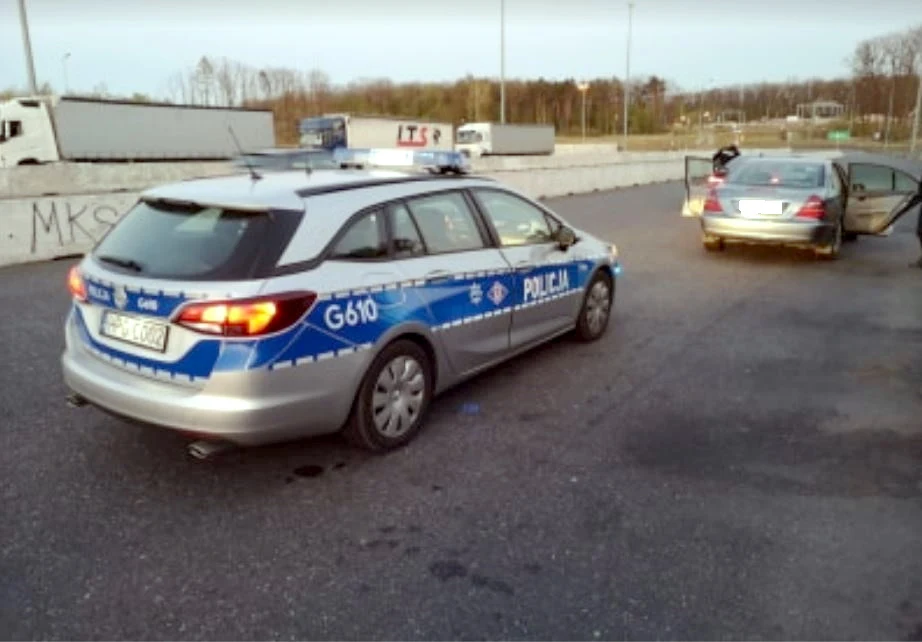 15-latek przyjechał po wybrankę mercedesem... 15-latek przyjechał po wybrankę mercedesem...