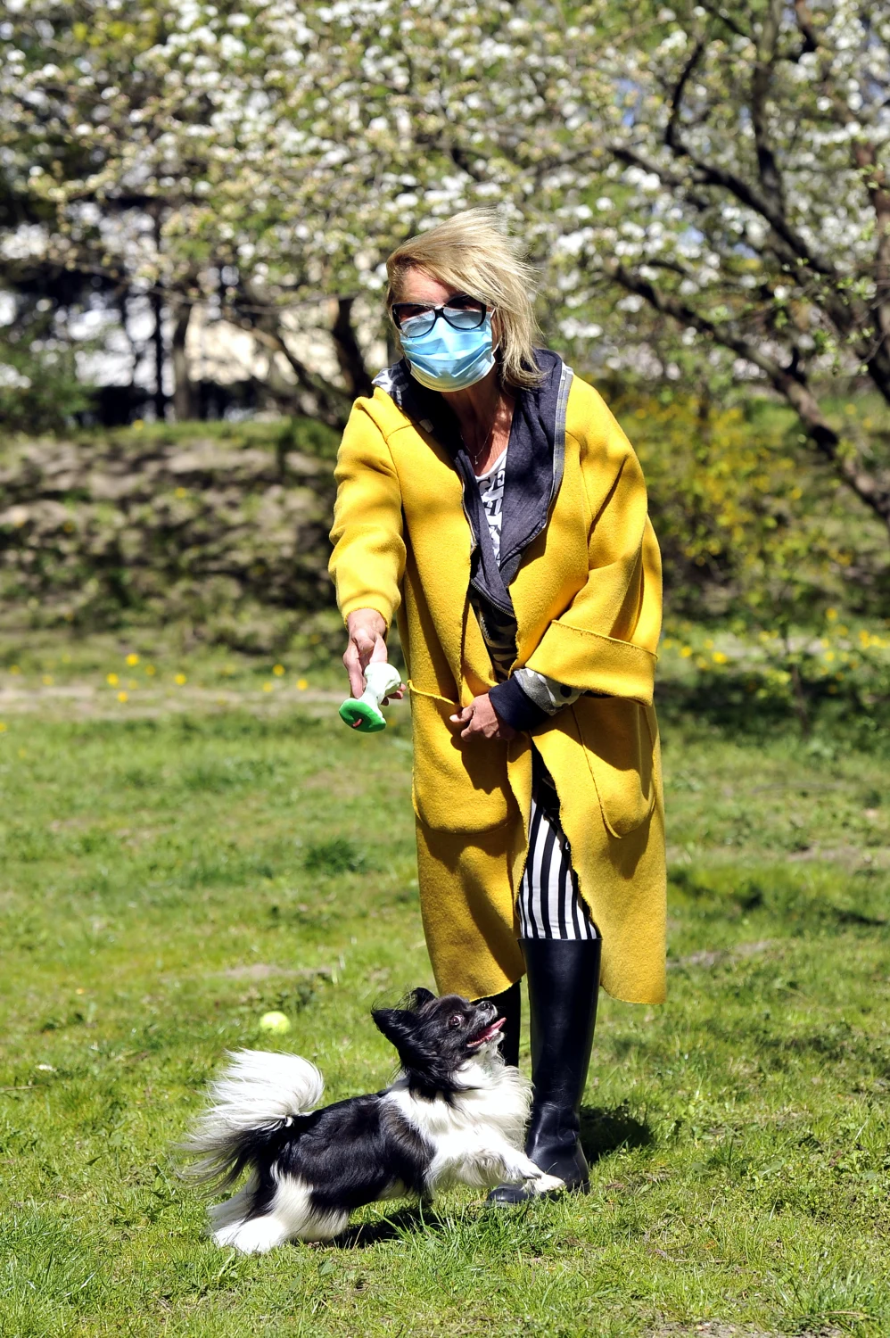 Ewa Kasprzyk na spacerze z psem Ewa Kasprzyk na spacerze z psem