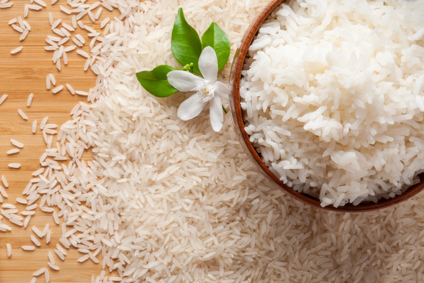 Idealną przekąską przed snem jest również ryż jaśminowy. Ma on specyficzny aromat, zbliżony do zapachu kwiatów jaśminu, co nie każdemu odpowiada, ale warto polubić jego smak. Ryż ten zawiera dużo potasu, który pomaga regulować ciśnienia krwi, a także witamin z grupy B wspomagających układ nerwowy. Dzięki nim możemy się wyciszyć i uspokoić po stresującym dniu. Jedzenie ryżu jaśminowego przed snem pozwala skrócić czas potrzebny do przejścia w sen głęboki nawet o połowę. Ważne, by go nie rozgotować, tylko podawać na sypko – inaczej jego indeks glikemiczny wrośnie. Idealną przekąską przed snem jest również ryż jaśminowy. Ma on specyficzny aromat, zbliżony do zapachu kwiatów jaśminu, co nie każdemu odpowiada, ale warto polubić jego smak. Ryż ten zawiera dużo potasu, który pomaga regulować ciśnienia krwi, a także witamin z grupy B wspomagających układ nerwowy. Dzięki nim możemy się wyciszyć i uspokoić po stresującym dniu. Jedzenie ryżu jaśminowego przed snem pozwala skrócić czas potrzebny do przejścia w sen głęboki nawet o połowę. Ważne, by go nie rozgotować, tylko podawać na sypko – inaczej jego indeks glikemiczny wrośnie.