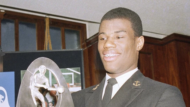 David Robinson jest znanym amerykańskim koszykarzem, znanym również pod pseudonimem "The Admiral". Zanim w 2003 roku zakończył sportową karierę, przez wiele lat grał w San Antonio Spurs w lidze NBA. 

Studiował w szkole oficerskiej, choć był nieco zbyt wysoki na oficera. Wcielono go więc do programu inżynierskiego, gdzie przez okres dwóch lat służył w Kings Bay. 